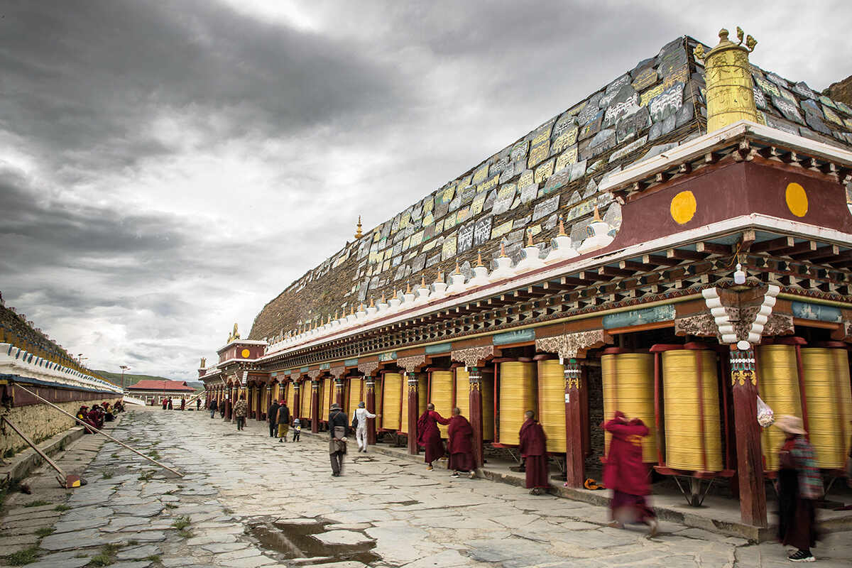 A large Buddhist temple complex near Tagong in eastern Tibet