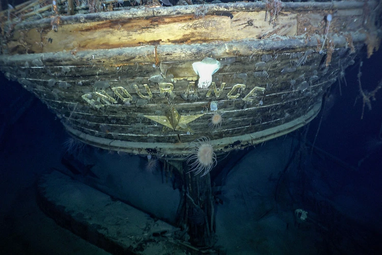 The stern of the Endurance underw ater with the name and emblematic polestar.