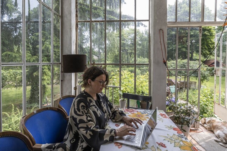 oanna Maćkowiak Pandera working at a table in her home