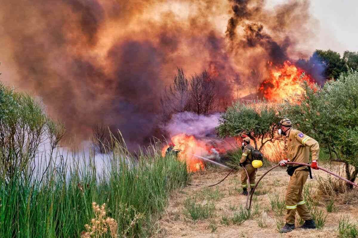 Firefighters battle wildfires in Greece