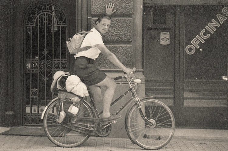 A teenage Dervla in Barcelona during one
of her many cycling expeditions around Europe