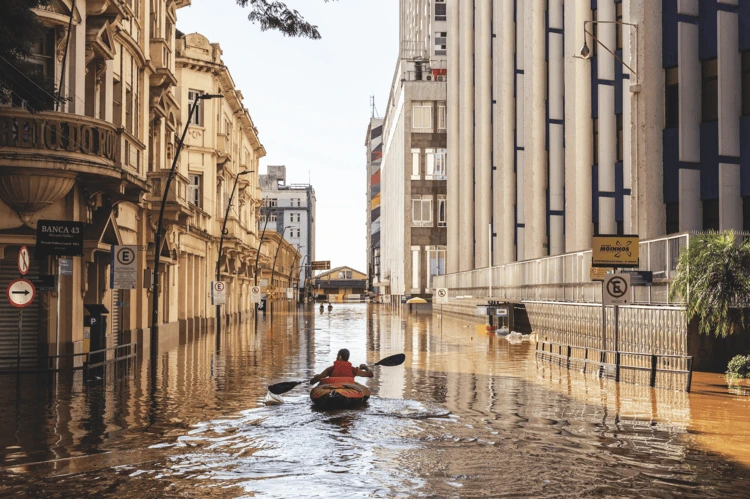 orto Alegre, Brazil, during the Rio Grande do Sul floods in Spring 2024, by Gerson Turelly. Standard Chartered Climate Award, winner