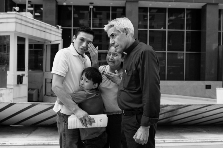 Father Fabian Arias accompanies migrants to their hearings each week. On 22 July 2025, Johnny P, an Ecuadorian migrant, was detained after a hearing but released minutes later.