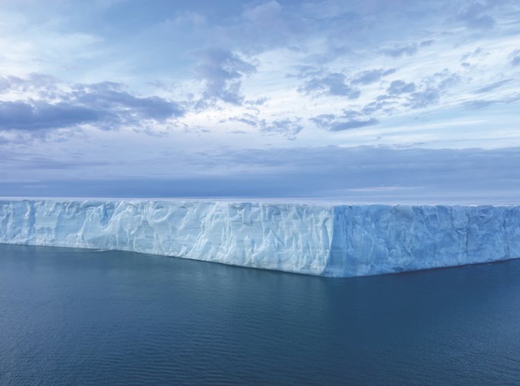The face of the Bråsvellbreen Glacier
on Spitsbergen, Svalbard, spans 180 kilometres, making it the longest glacier front in the Northern Hemisphere