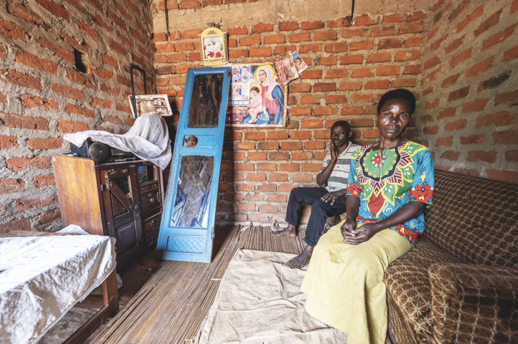 Wabyoon and Saungwa Mary,
the grandparents of a young
girl killed by chimpanzees