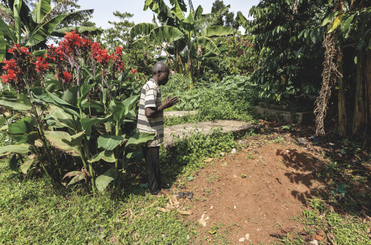 Milak’s grandfather prays
at her graveside. The five-
month-old girl was killed by
chimpanzees looking for food