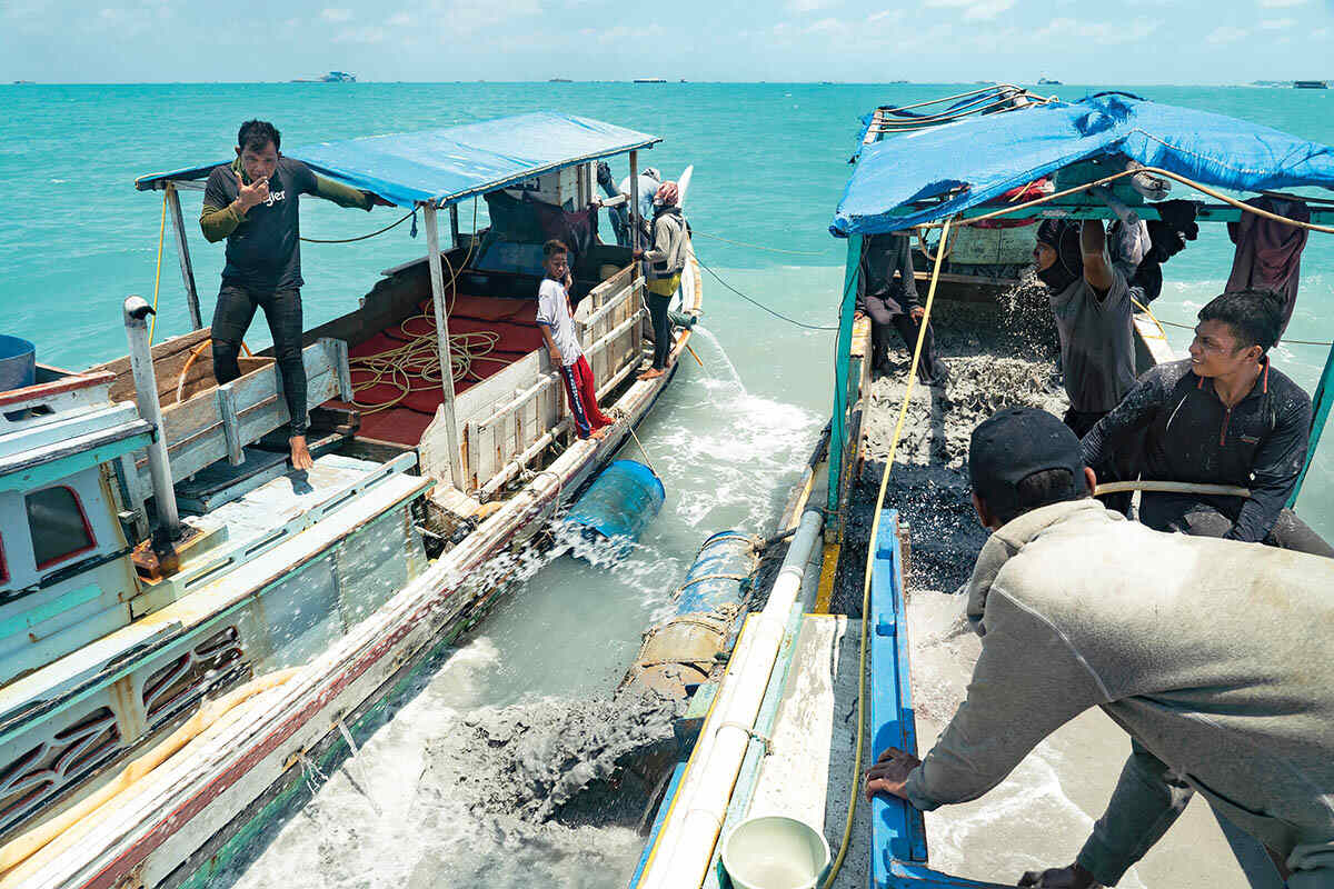 Many of the small craft are working illegally without mining licences