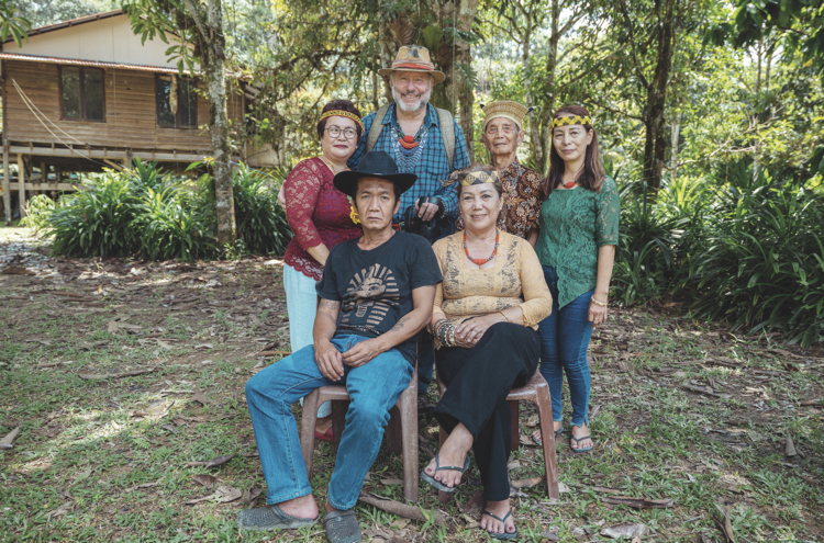 Nigel Winser with
members of the
Berawan community