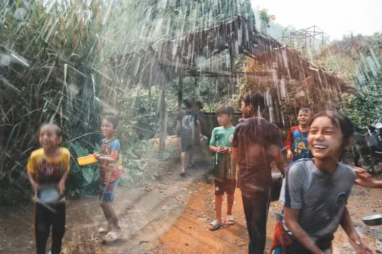 Children celebrate Thingyan,
Myanmar’s traditional New
Year Water Festival