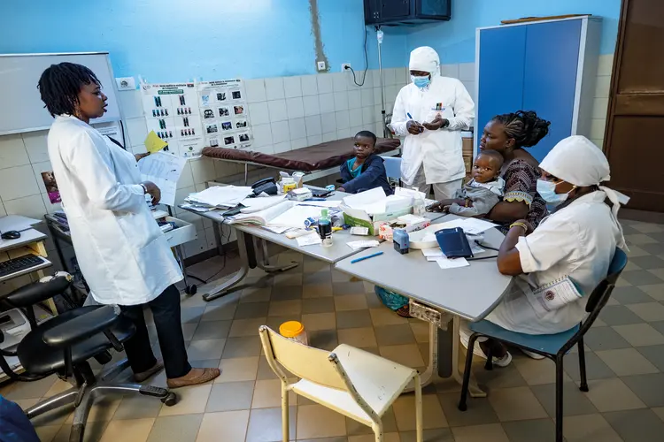 Dr Catherine Coulibaly with patients.