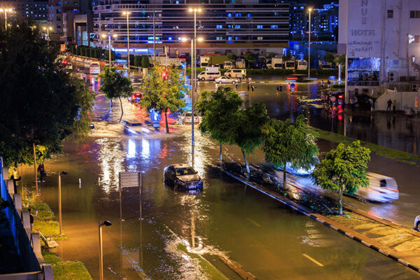 Floods in Dubai froces drivers to abandbon cars