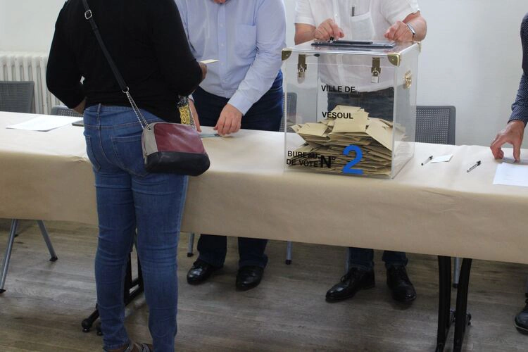 Vesoul, Haute-Saône, France, June 9, 2024, French citizen presenting herself in front of the ballot box at polling station no. 2 in the town of Vesoul during the 2024 European elections.