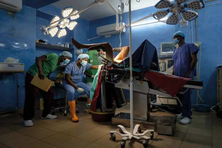 Gynaecologist treating a pregnant womann in Schiphra Hospital in Ouagadougou.