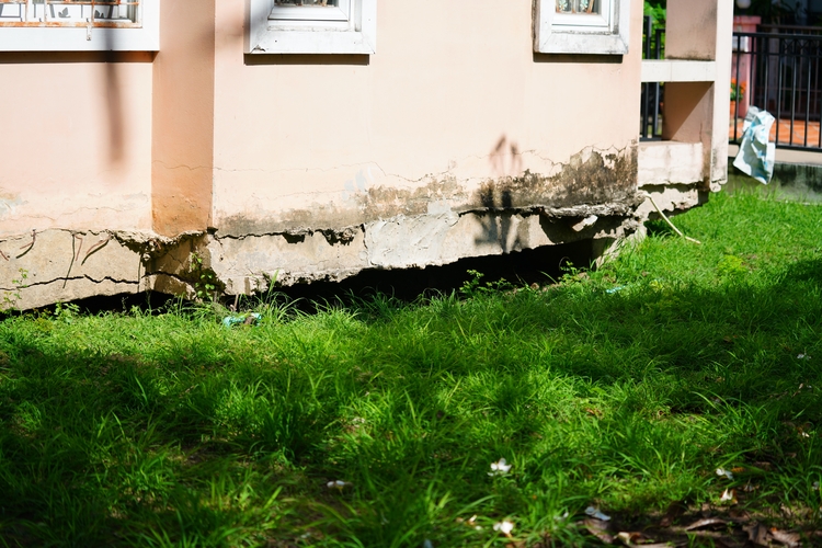 A house experiencing subsidence