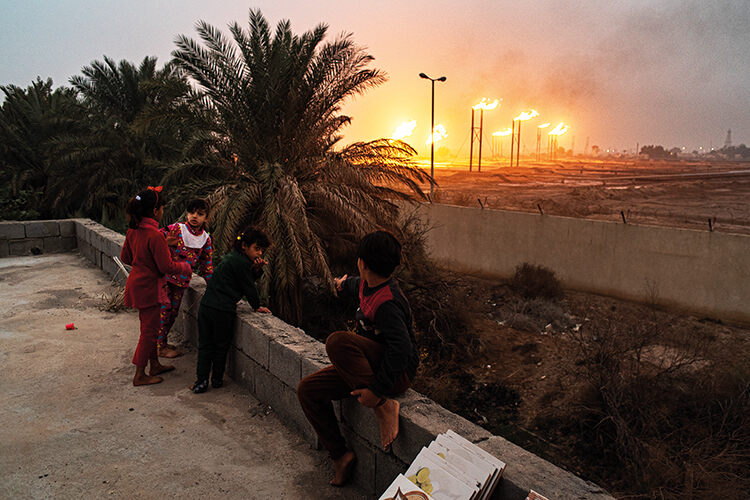 The five oil wells in Nahr Omar burn gas associated with oil extraction 24 hours a day just a few hundred metres from people’s homes. According to the World Bank, this practice, known as flaring, comes with significant environmental and economic costs