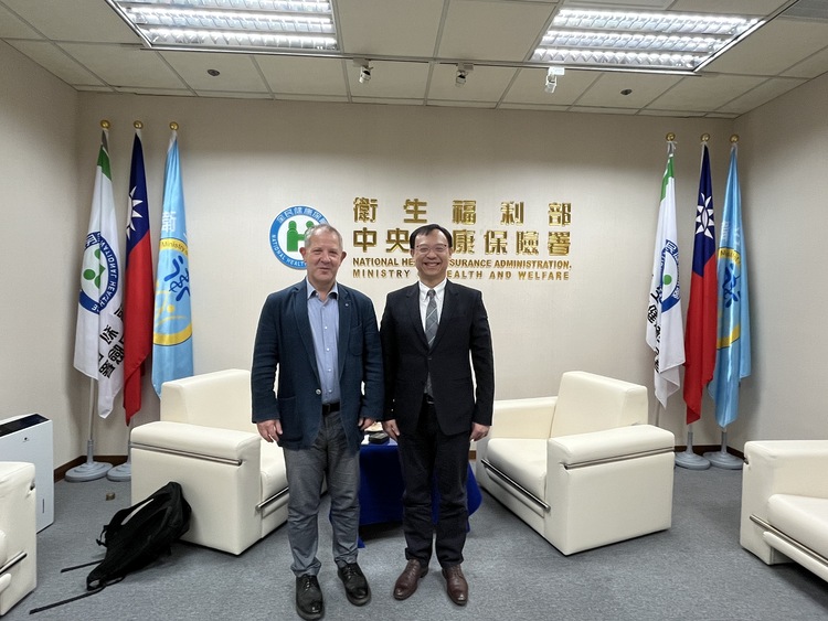 John Kampfner with a Taiwanese health official