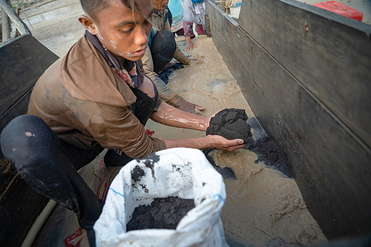 Ikran sifts the sludge that contains the tin ore