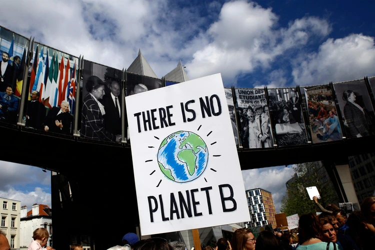 Brussels, Belgium. 8th Sep. 2018.Activists hold placards and chant slogans during a demonstration to demand immediate an action on climate change in front of European Parliament.