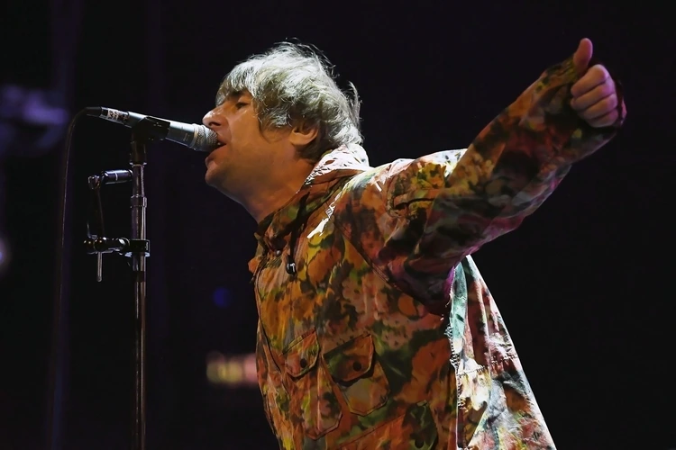Oasis performing live