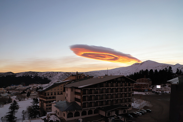 What are leticular clouds and how they are formed