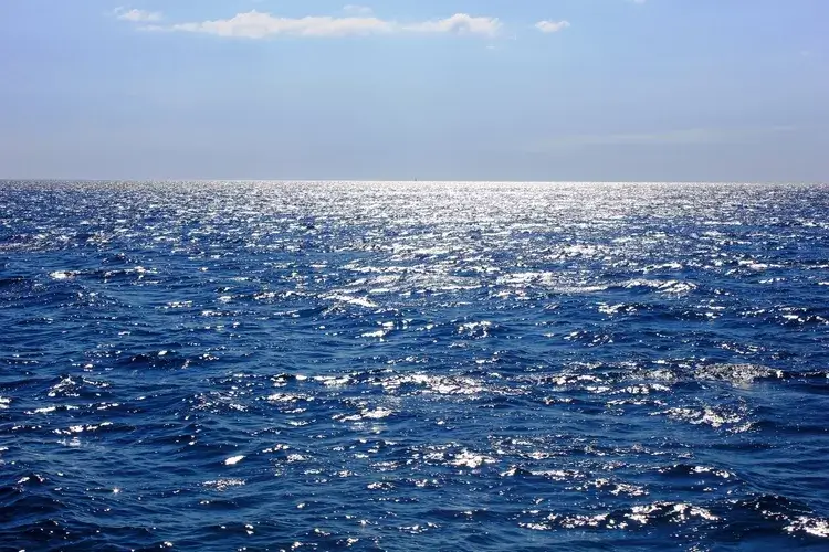 Endless horizon over the shimmering sea