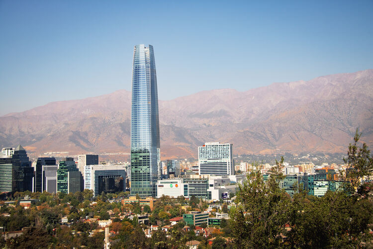 Una vista del rascacielos Costanera y del Centro Comercial Costanera en Santiago, Chile.
