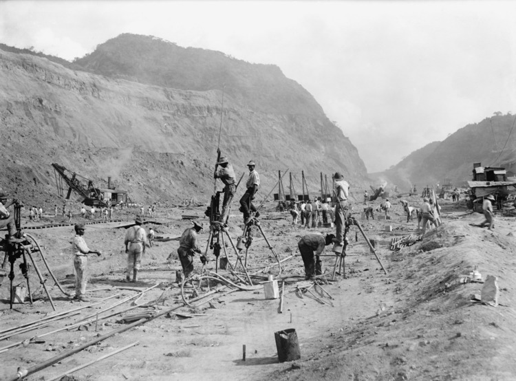 Workers building the Panama Canal 1913