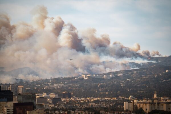Wildfire in Pacific Palisades, Los Angeles, January 8, 2025, towards Getty Center and Brentwood. Images showcase dense smoke clouds, burning hillsides, and urban areas at risk. 2pm - 3pm.