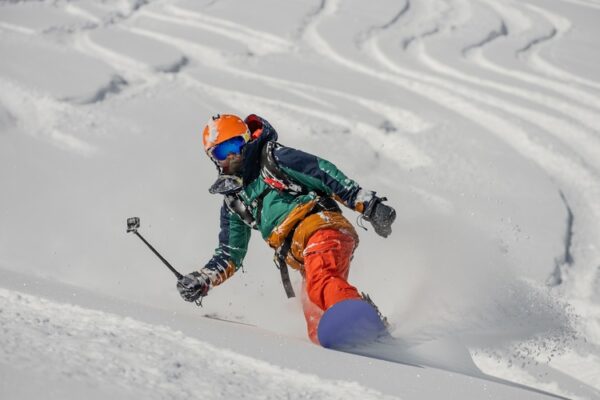 Freeride snowboarding in winter.