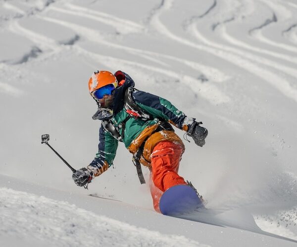 Freeride snowboarding in winter.
