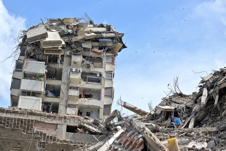 eople search amid the rubble of collapsed buildings in the aftermath of powerful earthquakes in La Guaira as rescue and recovery efforts continue